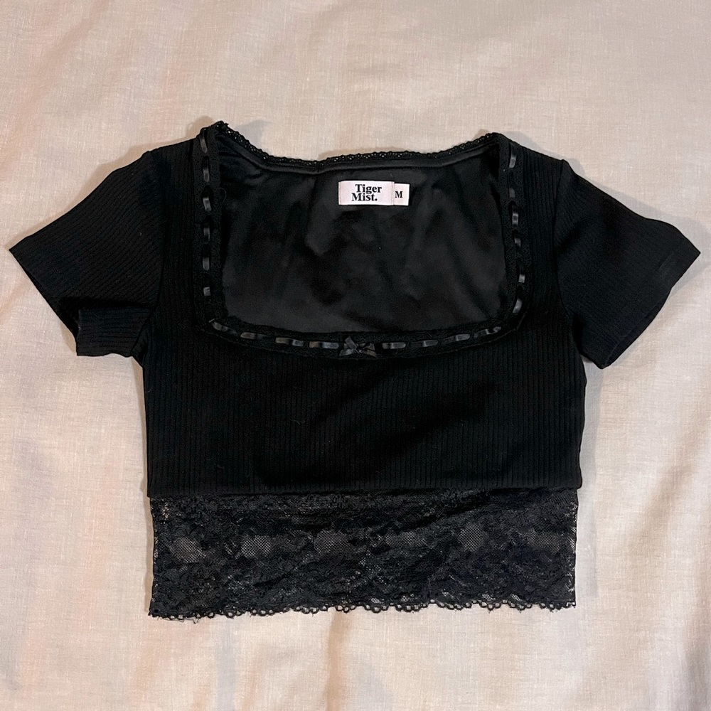 Tiger Mist fitted lace trim short sleeve crop top